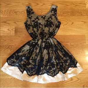 amulet black lace fit & flare dress 🤍 xs